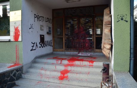 FOTO: Vandali s krvavimi grafiti pokazali nestrinjanje