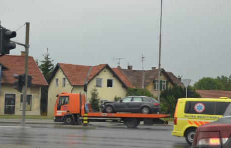 FOTO: Prometna nesreča na Tržaški, ena osebe prepeljana v UKC Maribor