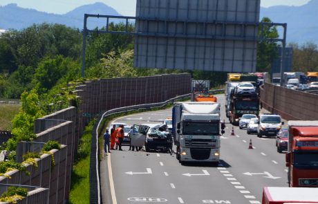 FOTO: Na avtocesti prometna nesreča, ena oseba poškodovana