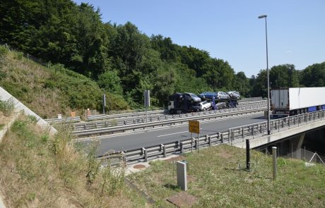 FOTO: Vzhodna mariborska obvoznica zaprta za ves promet, zastoj dolg 10 km