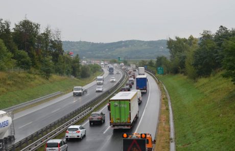 Previdno: Prometna nesreča na avtocesti pred priključkom Fram