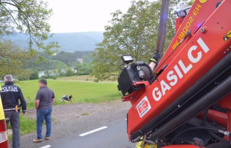 FOTO: Z vozilom zapeljal s ceste in se poškodoval