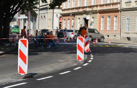 FOTO: Obnova Slomškovega trga danes zaključena, parkirišč pa manj