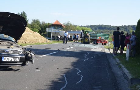 FOTO: Trčila poljski državljan in traktorist, popolna zapora ceste