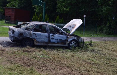 FOTO: Krajani zaskrbljeni zaradi razdejanja, zagorelo tudi vozilo