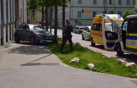 FOTO: Z mercedesom v drog, nato še v drevo