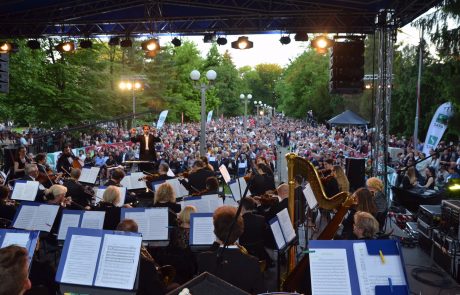 FOTO: Opera do zadnjega kotička napolnila Mestni park