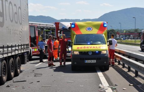 FOTO: Tudi posledice druge prometne nesreče odstranjene, zastoj ostaja