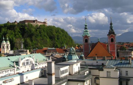 Tuja državljana v centru Ljubljane sredi belega dne oropala zlatarno