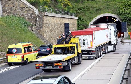 Zaradi gorečega vozila so iz predora evakuirali ljudi