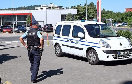 S policijskim spremstvom na pregled v bolnišnico