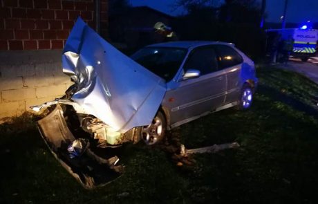 FOTO: Z vozilom v električni drog, k sreči se je končalo brez poškodb