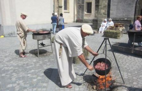 (FOTO) Slovenj Gradec: Sprehajajo se plemiči, vladarji, vitezi, kmetje in berači