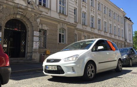 FOTO in VIDEO: S trobljenjem delavci Nigrada pokazali svojo nejevoljo z kadrovanjem