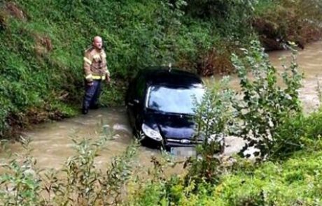 FOTO: Avtomobil s parkirišča zdrsnil v potok