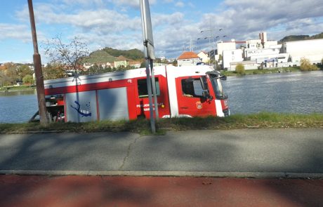 FOTO: Gasilci na intervencijo v reko Dravo