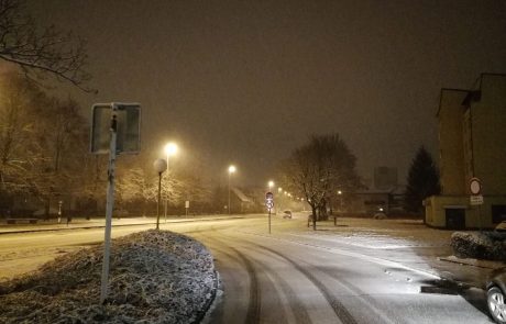 Gorelo tovorno vozilo za pluženje in posip