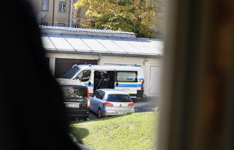 FOTO: Protesta pred mariborsko občino ni bilo, so pa tam policisti