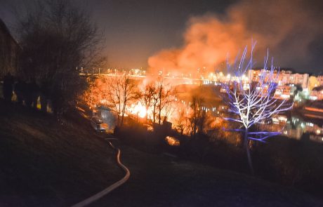 Več kot 50 gasilcev se je ponoči borilo z ognjem v okolici Maribora