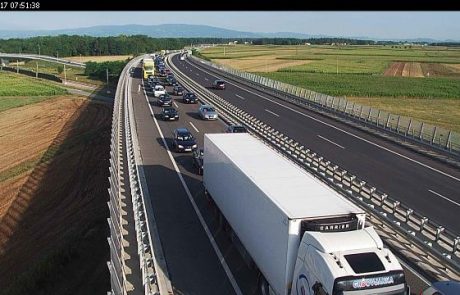 FOTO: Proti Gruškovju 4-kilometrski zastoj, čakalna doba eno uro