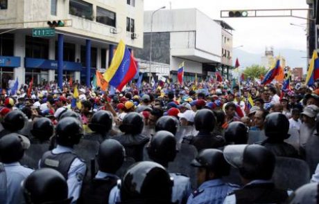 Protesti v Venezueli zahtevali tri življenja