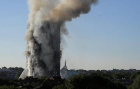 (PRENOS V ŽIVO) Zgorela stolpnica v Londonu se lahko zruši, požar terjal tudi žrtve