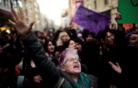 V turških mestih tisoči protestirali proti izidu referenduma