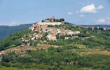 V Motovunu bo treba plačati za sprehod po obzidju