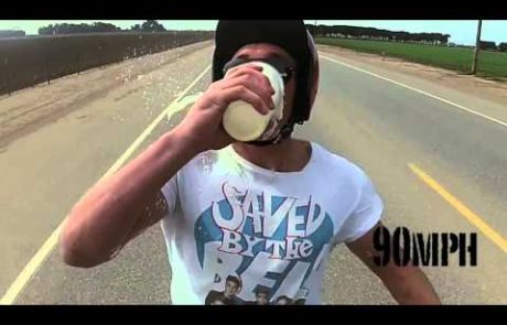 VIDEO: Ko piješ milkshake pri 160 km/h