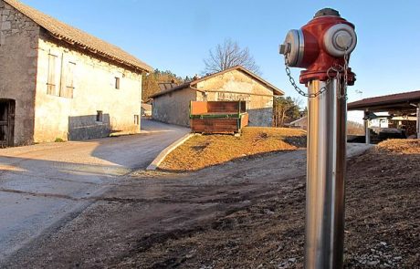 Vodo je “zadržalo” nerešeno lastništvo ceste