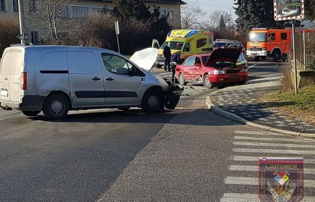 FOTO: Trčenje dveh avtomobilov, dve osebi poškodovani