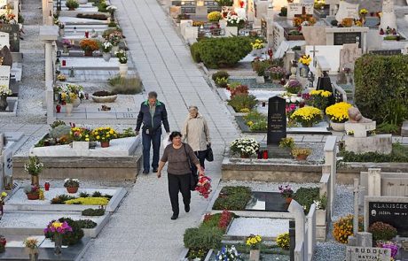 Ob dnevu spomina na mrtve gneča ob pokopališčih