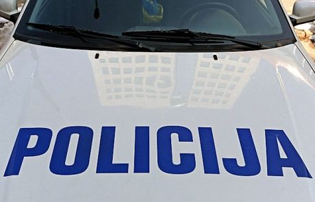 Vlomil v policijski vozili, parkirani za postojnsko policijsko postajo