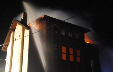Požar v zadružnem domu: Zgoreli stanovanje, dvorana in streha