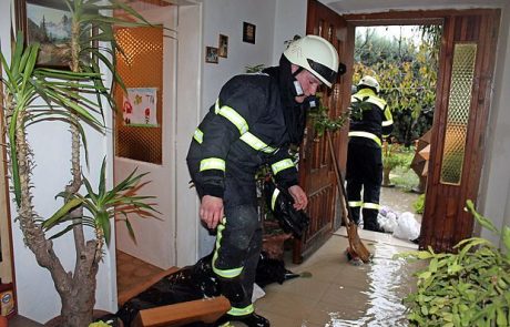 Na Goriškem obilne padavine, voda zalila nekaj hiš (foto)