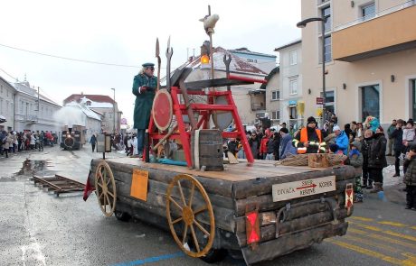 Na postojnski povorki ekspresni tir, frišne ribe, občinske volitve in etnološke maske