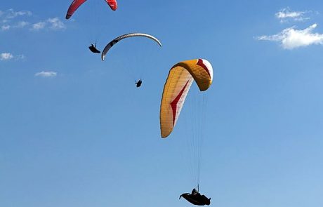 Potnik v jadralnem tandemu se je pri padcu huje poškodoval