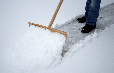 Kako skidati sneg tako, da boste spravili ob živce sosede?