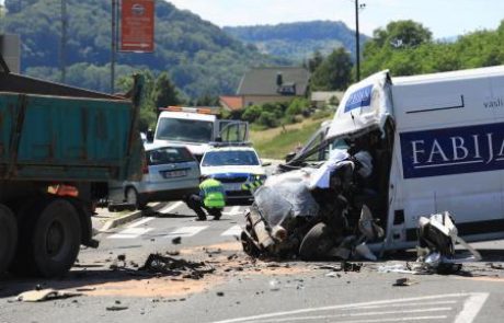 (FOTO) Nič krivi voznik kombija v smrtni nevarnosti