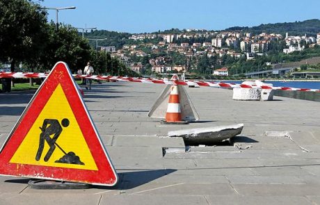 Na Semedelski promenadi so se dvignile kamnite plošče