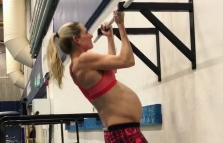 Impresiven posnetek iz telovadnice: V 41. tednu nosečnosti telovadi kot za šalo