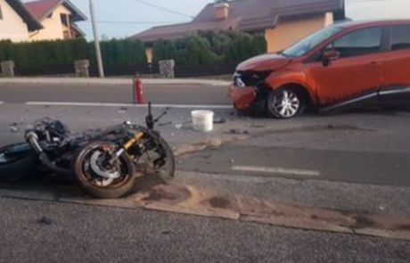 Dva voznika motornih koles trčila v avtomobil