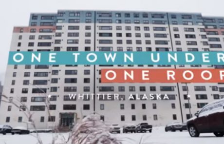 Zanimivo: Celo mesto živi v eni in edini stolpnici (Video)