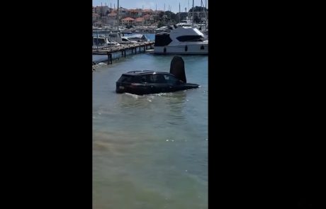 Na Hrvaškem slovenski BMW trčil v tovornjak, oba pristala v morju (Video)