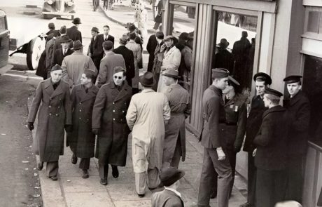 Fotografija iz leta 1943 je zmedla ljudi: “Stoji sam. Poglejte, kaj drži v roki”