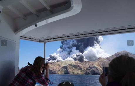 Izbruh vulkana na Novi Zelandiji zahteval najmanj eno smrtno žrtev, številni turisti pogrešani