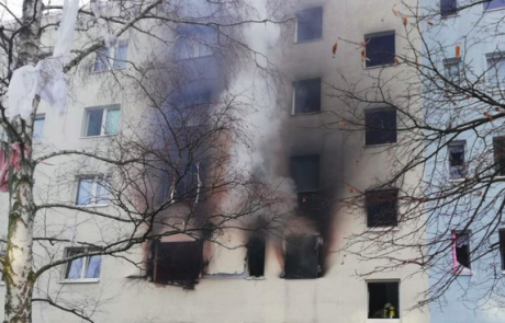 Eksplozija v stanovanjskem bloku: najmanj ena smrtna žrtev in 25 ranjenih
