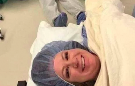 Selfie ženske s poroda je postal hit: Ko boste videli celo fotografijo, vam bo jasno, zakaj