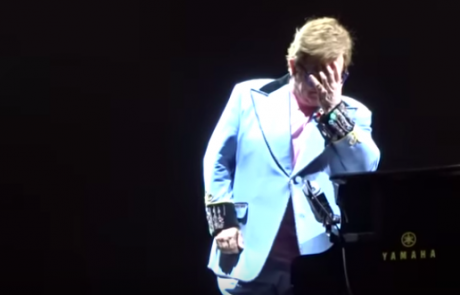 Elton John v solzah zapustil oder in občinstvu sporočil, da ne more več peti