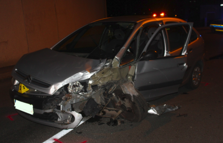 Pijan voznik brez vozniške v Kranju povzročil prometno nesrečo, nato bil še nasilen
